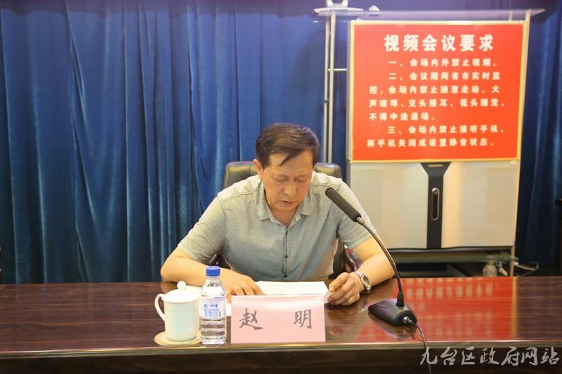 区总工会副主席赵明宣读实施方案
