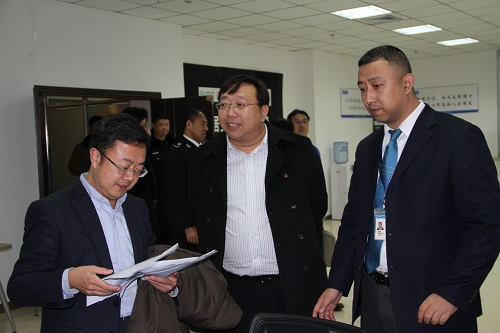 魏东岩副区长（中）向青岛市安监局局长李兴伟（左）介绍情况.jpg