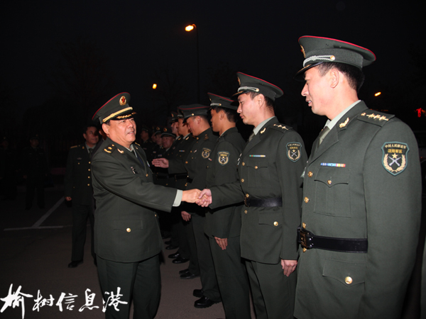 省军区司令员邢书成来驻榆预备役炮兵师一团检查指导工作